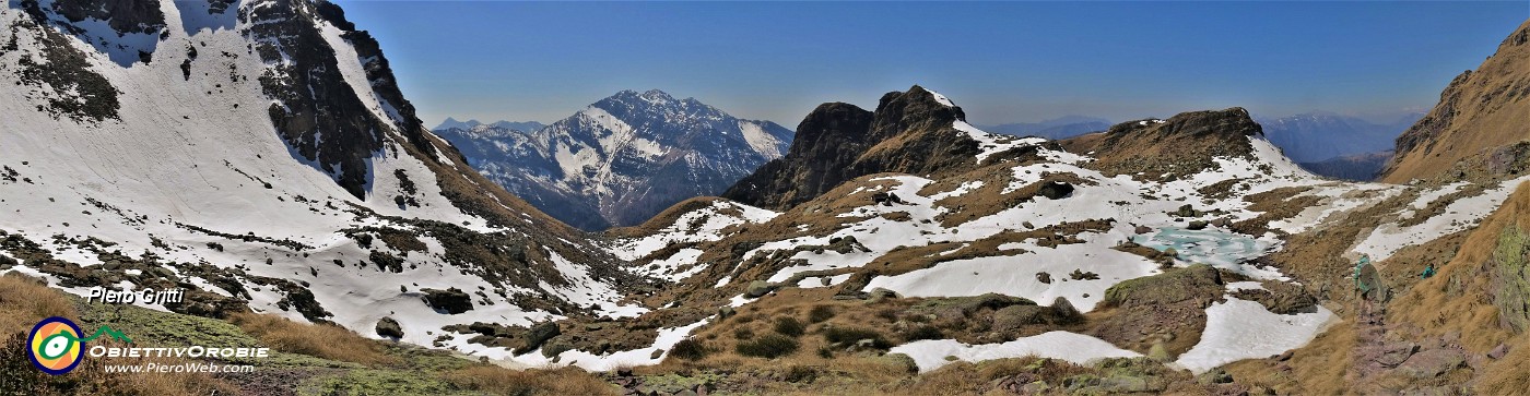 52 Bella vista  sul laghetto di Pietra Quadra con vista da sx su Cima Menna ,  due Pizzi e Mencucca.jpg